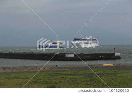 Luxury cruise ship and Suruga Bay Helly 104120630