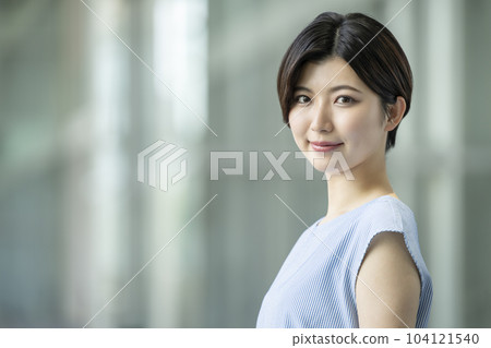 Portrait of a young woman smiling looking at the camera 104121540