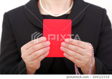 一個穿著喪服的女人拿著一張紅牌 一個穿著喪服的女人拿著一張紅牌 104122319