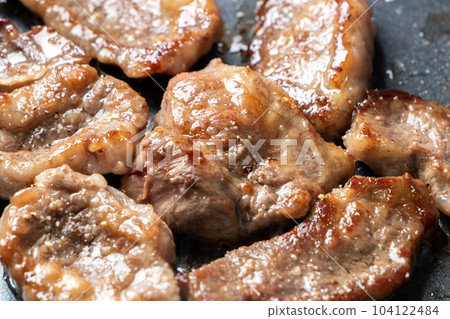 A cooking scene where beef (for yakiniku short ribs) is grilled in a frying pan. 104122484