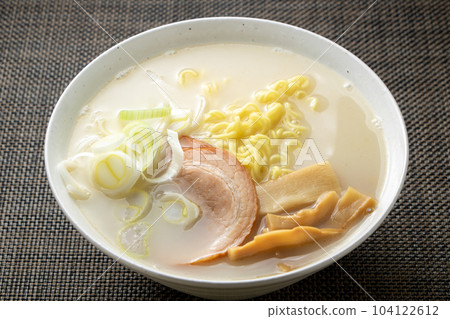 豚骨拉麵（配叉燒、竹筍和白洋蔥）。 104122612