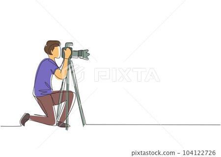 Single continuous line drawing professional photographer man kneeling for taking pictures with digital camera and tripod. Digital photography hobby. One line draw graphic design vector illustration Single continuous line drawing professional photographer man kneeling for taking pictures with digital camera and tripod. Digital photography hobby. One line draw graphic design vector illustration 104122726