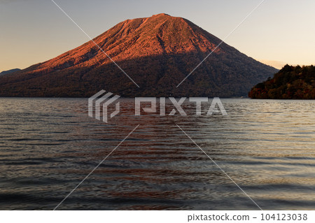 從中禪寺湖畔看夕陽西下的男體山 從中禪寺湖畔看夕陽西下的男體山 104123038
