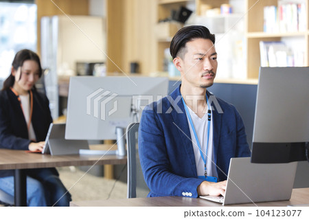 Business person working in the office 104123077