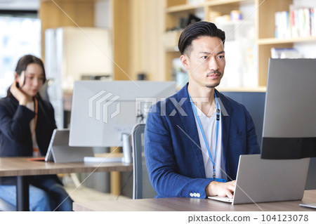 Business person working in the office 104123078