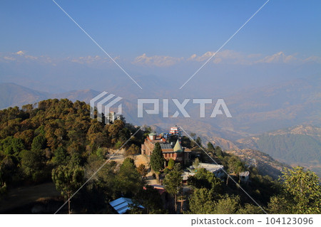 南亞尼泊爾從加德滿都郊區的村莊 Nagarkot 查看，被稱為喜馬拉雅山的天文台 104123096