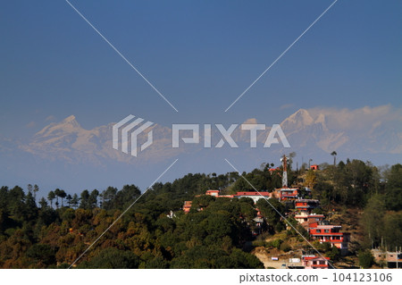 南亞尼泊爾從加德滿都郊區的村莊 Nagarkot 查看,被稱為喜馬拉雅山的天文台 南亞尼泊爾從加德滿都郊區的村莊 Nagarkot 查看,被稱為喜馬拉雅山的天文台 104123106