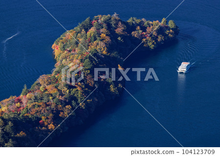 Hacchodejima, Lake Chuzenji, and a sightseeing boat in the fall foliage seen from Hangetsuyama Observatory Hacchodejima, Lake Chuzenji, and a sightseeing boat in the fall foliage seen from Hangetsuyama Observatory 104123709