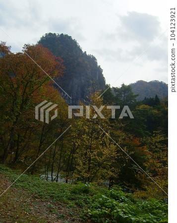 Kurobe Gorge where you can fully enjoy the great outdoors by trolley train 104123921