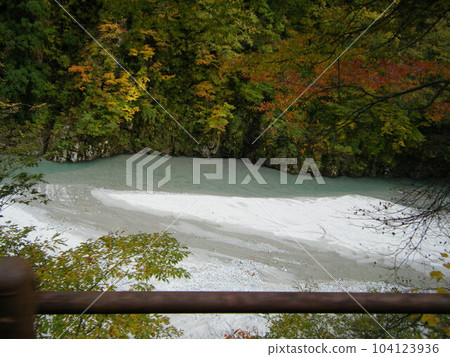 Kurobe Gorge where you can fully enjoy the great outdoors by trolley train Kurobe Gorge where you can fully enjoy the great outdoors by trolley train 104123936
