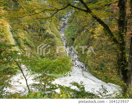 Kurobe Gorge where you can fully enjoy the great outdoors by trolley train Kurobe Gorge where you can fully enjoy the great outdoors by trolley train 104123937