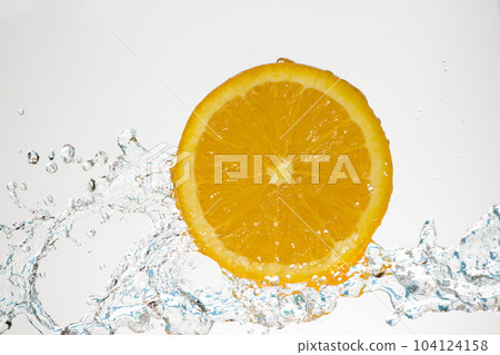 橙色和水流動 104124158