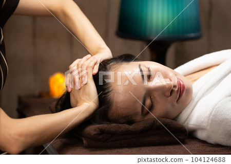 Head massage 104124688