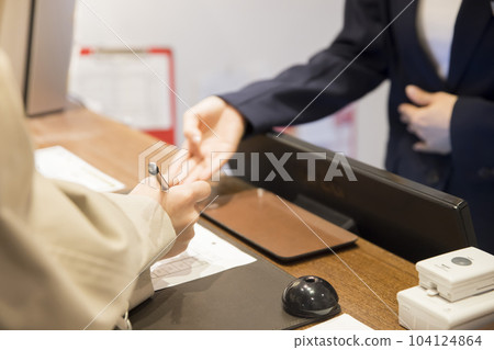 做旅館登記程序的少婦手 104124864