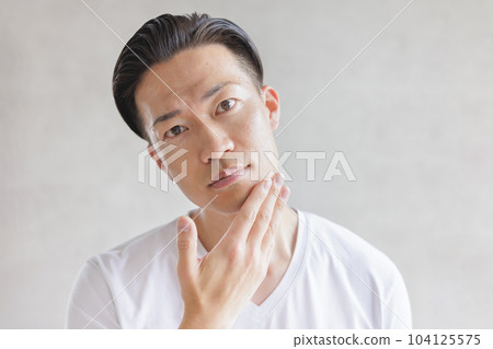 用電動剃須刀刮鬍子的男人 104125575