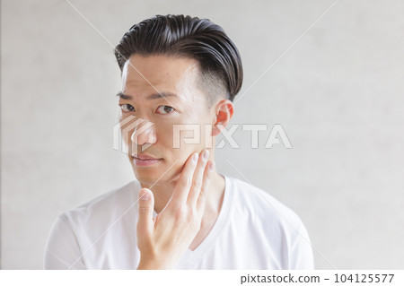 用電動剃須刀刮鬍子的男人 104125577