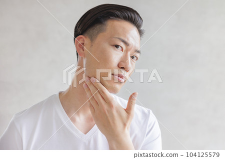 用電動剃須刀刮鬍子的男人 104125579