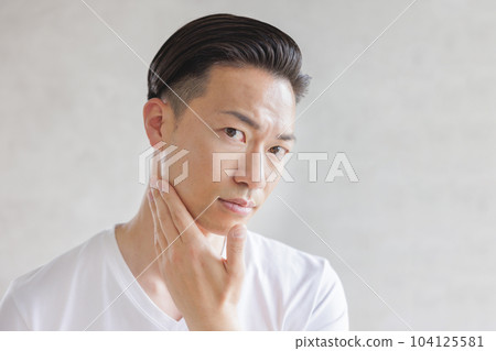 用電動剃須刀刮鬍子的男人 104125581