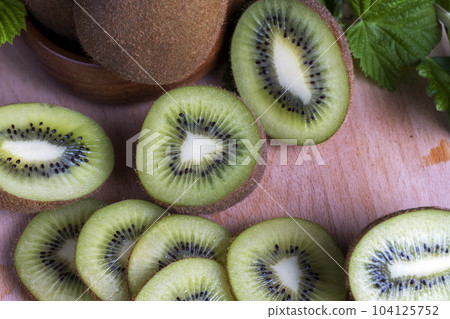 kiwi fruit cut into slices 104125752