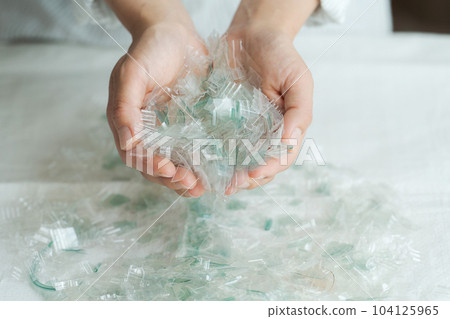 拿著一塊塑料的手照片 104125965