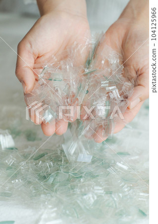 拿著一塊塑料的手照片 拿著一塊塑料的手照片 104125966
