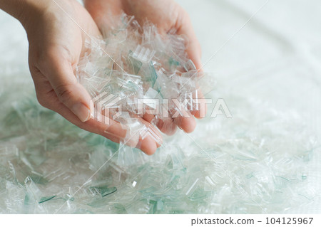 拿著一塊塑料的手照片 104125967