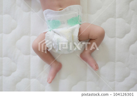 一個穿著尿布的新生兒 一個穿著尿布的新生兒 104126301