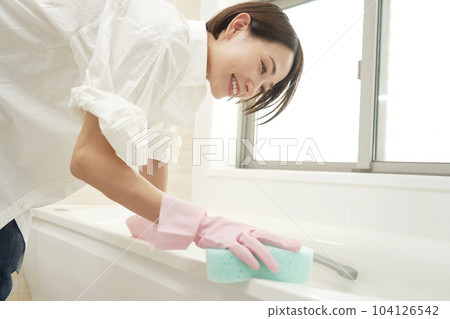 Middle-aged woman cleaning the bath 104126542