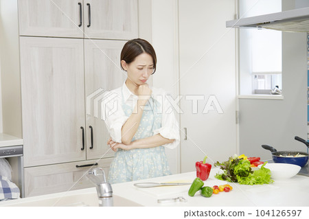 中年婦女在廚房裡擔心 中年婦女在廚房裡擔心 104126597