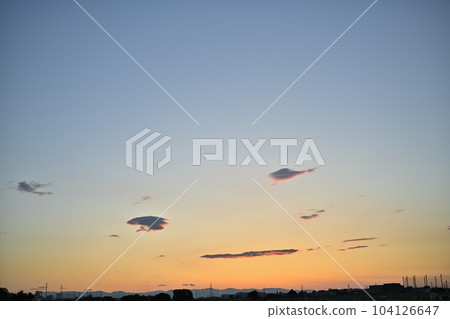 夕陽西下，天變紅，雲燒紅 104126647