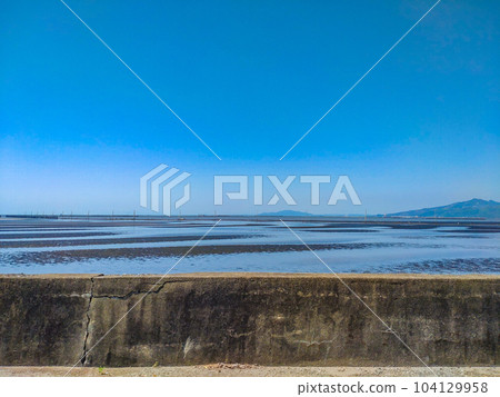 Breakwaters and tidal flats leading to the horizon 104129958