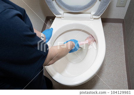 女工打掃房子打掃廁所 104129981