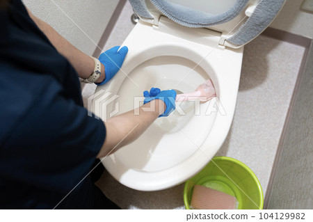 Female worker cleaning the house to clean the toilet 104129982