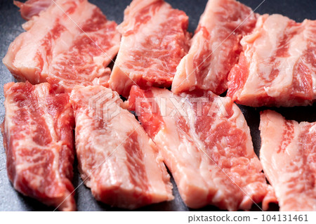在平底鍋中烤牛肉（烤肉排骨）的烹飪場景。 104131461
