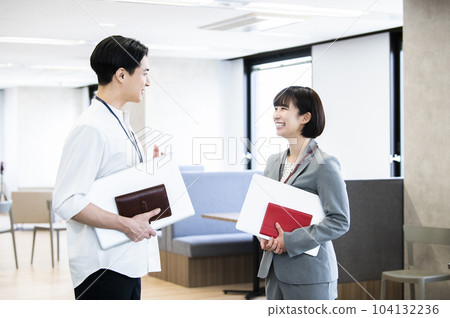 男性和女性上班族在辦公室交談 104132236