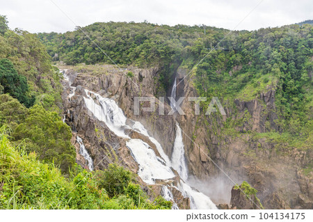 從凱恩斯郊外的庫蘭達火車站看到的巴倫瀑布 從凱恩斯郊外的庫蘭達火車站看到的巴倫瀑布 104134175