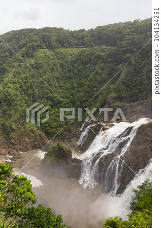 從凱恩斯外的 Skyrail 瞭望台看到的巴倫瀑布 從凱恩斯外的 Skyrail 瞭望台看到的巴倫瀑布 104134251