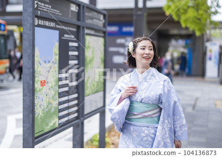 A woman in a kimono goes sightseeing in Kamakura A woman in a kimono goes sightseeing in Kamakura 104136873