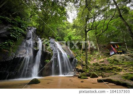 Kanabiki Falls, early summer (Miyazu City, Kyoto Prefecture) Kanabiki Falls, early summer (Miyazu City, Kyoto Prefecture) 104137303