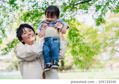 產假期間和父親出去散步的男嬰 產假期間和父親出去散步的男嬰 104138340