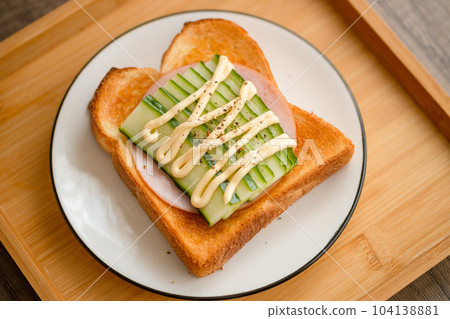 火腿黃瓜三明治早餐服務 104138881