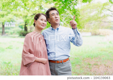 走在外面的年長夫婦 走在外面的年長夫婦 104139063