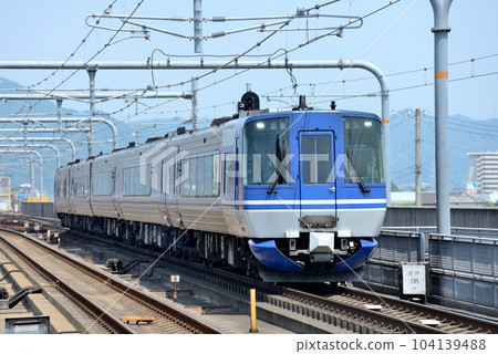 Chizu Express HOT7000 系列特快超級白兔在 JR 神戶線上運行。 Chizu Express HOT7000 系列特快超級白兔在 JR 神戶線上運行。 104139488