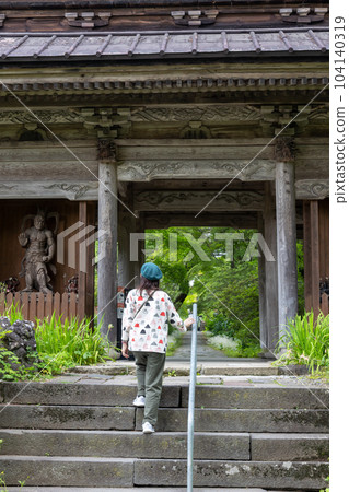 Kichijoji Temple Gate and worshipers, Kawaba Village, Gunma Prefecture Kichijoji Temple Gate and worshipers, Kawaba Village, Gunma Prefecture 104140319