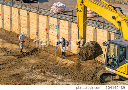 液壓挖掘機高差開挖母樁水平板樁工法水平 液壓挖掘機高差開挖母樁水平板樁工法水平 104140489