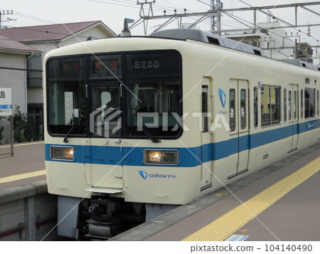片瀨江之島站停靠的“小田急8000系列列車” 104140490