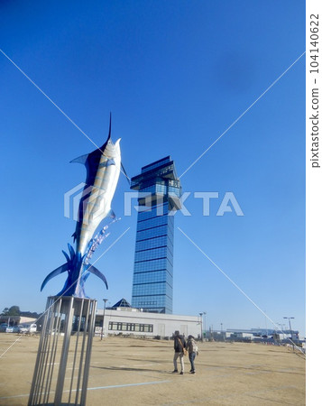 馬林魚在藍天中跳躍 104140622
