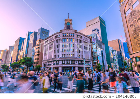 日本繁華銀座的東京城市景觀。許多人沒有戴口罩。沒有發生大規模的感染爆發 = 6 月 17 日 104140805