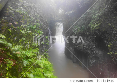 高千穗峽谷在雨中 高千穗峽谷在雨中 104141640