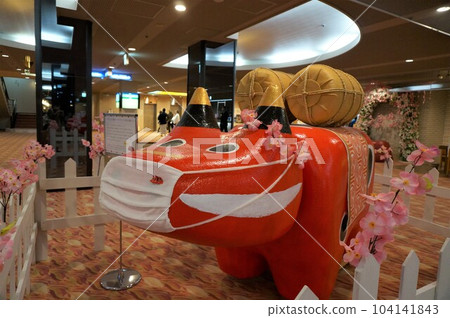 Giant Akabeko wearing a mask 104141843